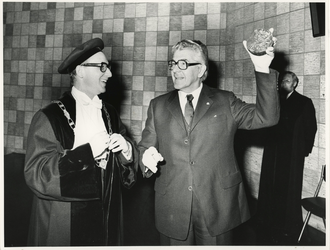 1974-2028 Uitreiking van de Erasmuspenning aan voormalig burgemeester W. Thomassen door professor doctor P.W. Klein.