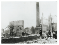1974-2102 Na een brand bekijken belangstellenden de restanten van stoomhoutzagerij en schaverij 'de Hoop' in IJsselmonde.