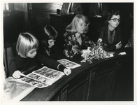 1974-2128 De kinderen Van der Louw, mevrouw Van der Louw en mevrouw Den Uyl zijn aanwezig bij de installatie van ...