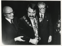 1974-2129 De installatie van burgemeester André van der Louw met (links) Van Walsum en (rechts) W. Thomassen.