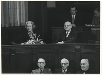 1974-2131 Mevrouw A.N. Thomassen-Lind (links) en minister van Binnenlandse Zaken W.F. De Gaay Fortman (rechts) wonen ...