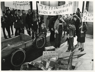 1974-341 Protestactie in het stadhuis van bewoners van de Hamelbuurt tegen het uitblijven van de beslissing over de ...