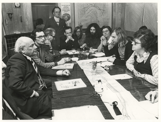 1974-876 Bezoek van de minister-president Joop den Uyl aan het wijkorgaan Feijenoord-Noordereiland.