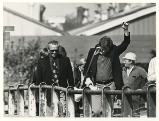 1975-1937 Leo van Laak (rechts) geeft vanaf de oever in Maassluis de binnenschippers, die de Nieuwe Waterweg blokkeren ...