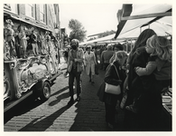 1975-1939 Een draaiorgel en marktkramen langs de Aelbrechtskolk.