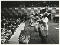 1975-2094 Surinaamse dames op het podium van De Doelen tijdens de viering van de onafhankelijkheid van Suriname.