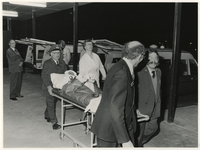1975-2153 Een patiënt op een brancard wordt het nieuwe gebouw ingereden.