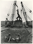 1975-2157 De tijdelijke verplaatsing van het beeld Stad zonder Hart van Ossip Zadkine in verband met de metroaanleg.