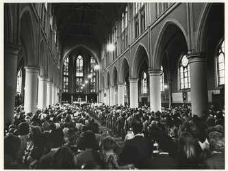 1975-2159 De kerk is tijdens haar laatste dienst gevuld met kerkgangers.