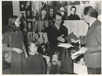 1975-2165 De directeur J.C. Ebbinge Wubben (rechts) overhandigt een deel van de Oosthoek Encyclopedie aan de gelukkige ...