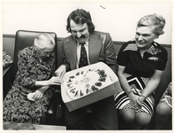 1975-249 Burgemeester A. van der Louw bezoekt mevrouw H. Kruithof op haar honderdste verjaardag.
