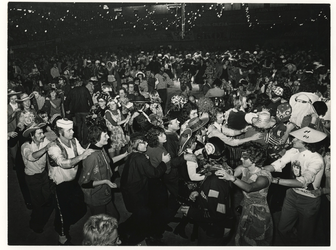 1975-264 Een met feestgangers gevulde zaal in het Ahoy sportcomplex tijdens de eerste openbare Carnavalsviering in Rotterdam.