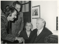 1975-400 Burgemeester André van der Louw komt de heer Bol feliciteren op zijn honderdste verjaardag.