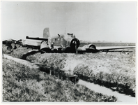1975-430 Het wrak van een Duits transportvliegtuig, Junkers Ju 52, na een noodlanding op een weiland nabij Overschie.