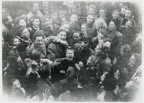 1975-460 Tijdens de bevrijdingsdagen worden vrouwen kaalgeknipt die tijdens de bezetting omgingen met Duitse militairen.