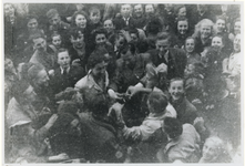 1975-461 Tijdens de bevrijdingsdagen worden vrouwen kaalgeknipt die tijdens de bezetting omgingen met Duitse militairen.