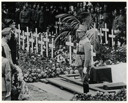 1975-484 Op de Algemene Begraafplaats Crooswijk worden de militairen herdacht die bij de verdediging van Rotterdam zijn ...