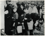 1975-489 Mensen met emmers in de rij voor de gaarkeuken.