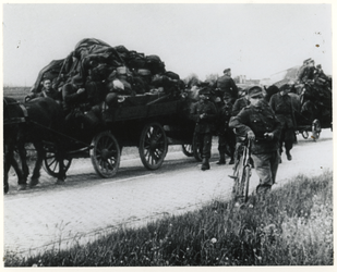 1975-496 Duitse militairen verlaten Rotterdam met afgeladen wagens na de bevrijding.