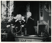 1975-499 Bezoek van de Engelse politicus Sir Winston Churchill aan Rotterdam. In het stadhuis heeft Burgemeester Oud ...