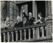 1975-500 Bezoek van de Engelse politicus Sir Winston Churchill aan Rotterdam. Op het bordes van het stadhuis staan (van ...