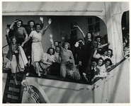 1975-501 Vertrek van met Canadese militairen gehuwde vrouwen naar Canada. Groepje bruiden aan boord van het schip Lady ...