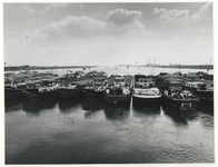 1975-556 Een blokkade van binnenvaartschepen in de Nieuwe Waterweg uit onvrede over de evenredige vrachtverdeling.