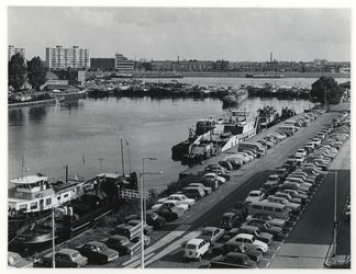 1975-559 Een blokkade van binnenvaartschepen in de Koningshaven uit onvrede over de evenredige vrachtverdeling.