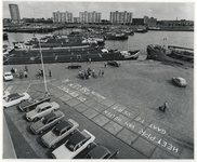 1975-563 Een blokkade van binnenvaartschepen op de Nieuwe Maas uit onvrede over de evenredige vrachtverdeling.