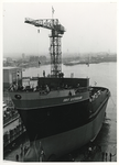 1975-70 De tewaterlating van de zeesleepboot Smit Rotterdam bij de Merwede.