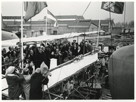 1975-71 De tewaterlating van de zeesleepboot Smit Rotterdam bij de Merwede.