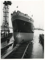 1975-72 De tewaterlating van de zeesleepboot Smit Rotterdam bij de Merwede.