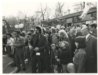 1975-915 Gezin Van der Louw bezig met het oplaten van ballonnetjes bij de speeltuinvereniging Crooswijk.