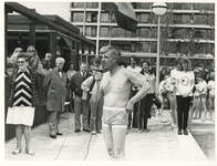 1975-916 Wethouder De Jong zwemt een rondje tijdens een openingstoespraak.