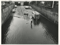 1975-947 De Statentunnel staat onder water na een hoosbui.