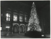 1976-11 Een verlichte kerstboom op de Coolsingel voor het stadhuis.