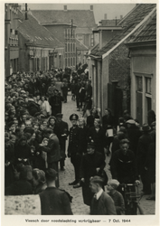 1976-1243 Mensen in een lange rij op de Bovenstraat te IJsselmonde voor de plaats waar vlees door noodslachting te koop is.