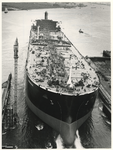1976-138 De mammoettanker Maasbracht met 318.000 ton draagvermogen, een lengte van driehonderdtweeënvijftig meter en ...