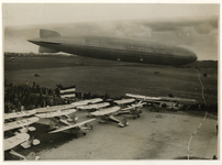 1976-172 De beroemde Graf Zeppelin met prins Hendrik aan boord vliegt boven vliegveld Waalhaven en trekt veel bekijks.