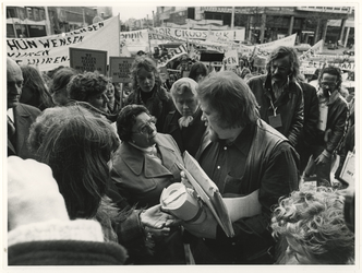 1976-1742 Staatssecretaris van Volkshuisvesting J.L.N. Schaefer luistert naar demonstrerende bewoners.