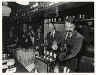 1976-1800 Burgemeester André van der Louw tapt eigenhandig een glas bier en opent daarmee het clubgebouw.