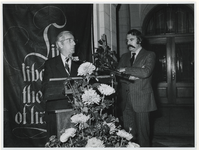 1976-1826 Burgemeester André van der Louw en de Amerikaanse ambassadeur R.J. McClosky.