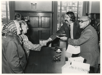 1976-1845 Max Tailleur (rechts) en burgemeester André van der Louw overhandigen de papieren aan de reislustige bejaarden.