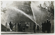 1976-1862 De brandweer in actie op het Vredenoordplein na het Duitse bombardement.