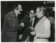 1976-2142 Burgemeester André van der Louw overhandigt de penning aan Ben Swaep van het Rotterdamsch Nieuwsblad (midden) ...
