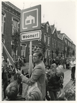 1976-2143 Wethouder Mentink onthult in de Derde Carnissestraat op Charlois het eerste Nederlandse woonerfbord.