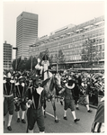1976-2155 Sinterklaas te paard in de stoet op de Coolsingel.