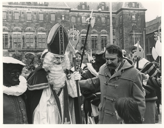 1976-2156 Het ontvangst van Sinterklaas door burgemeester André van der Louw op het Stadhuisplein.