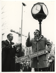 1976-2161 Burgemeester André van der Louw met het straatnaambord Oude Binnenweg en Loe Lap op de Binnenweg.
