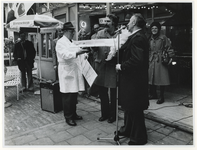 1976-2163 Burgemeester André van der Louw en Loe Lap op de Binnenweg tijdens de heropening.